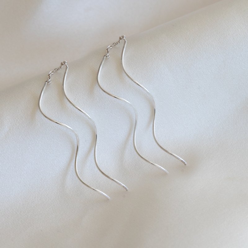 "Curve" earrings with spirals in silver
