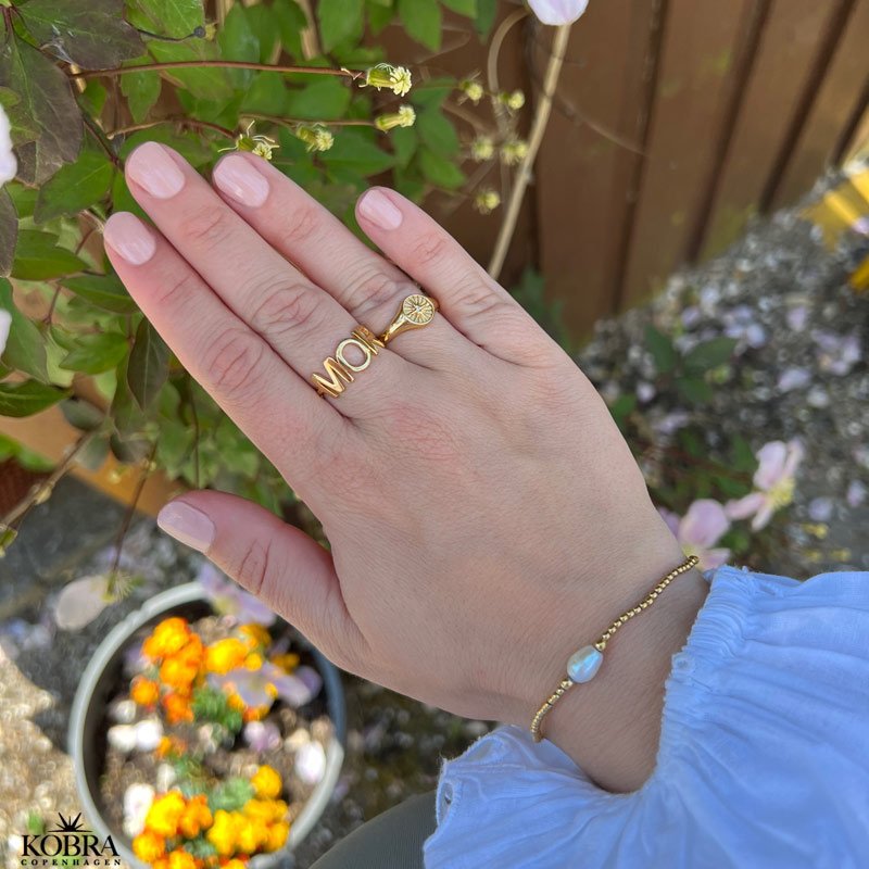 "Cassiopeia" gold signed ring with star and white stone