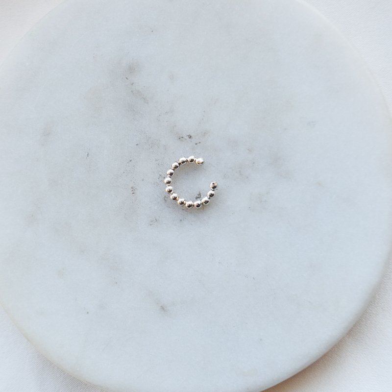 "Mellow" earcuff med kugledesign i sterling s�lv