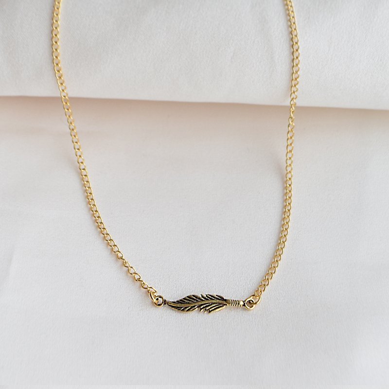 "Merle" halskjede/choker med fj�r i 18k forgylt sterlings�lv.