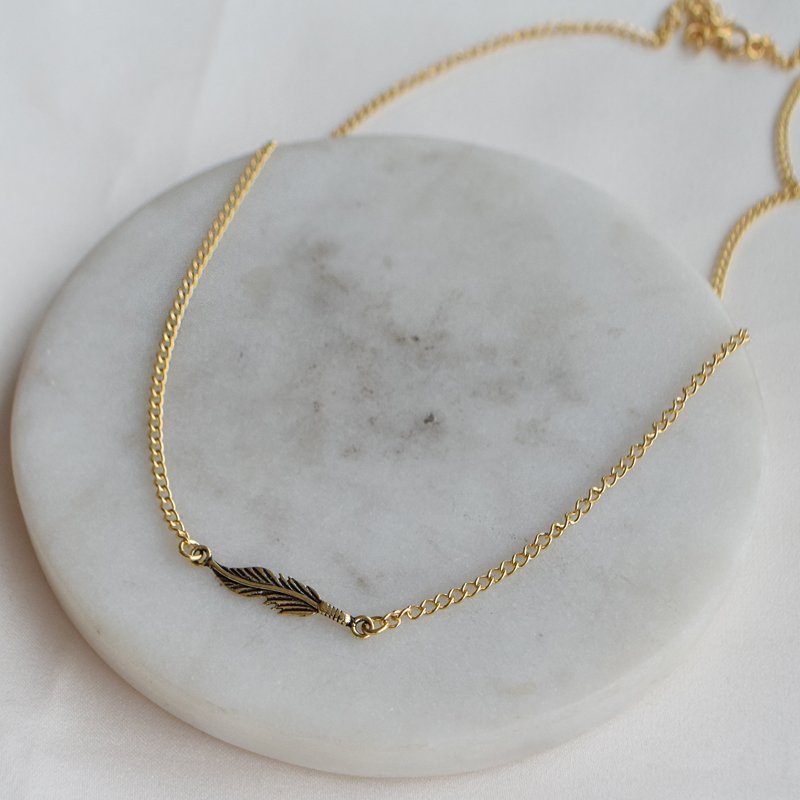 "Merle" halskjede/choker med fj�r i 18k forgylt sterlings�lv.