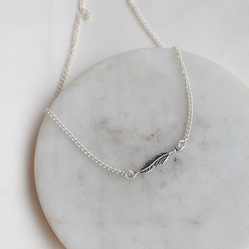 "Merle" halsk�de/choker med lille fjer i sterling s�lv