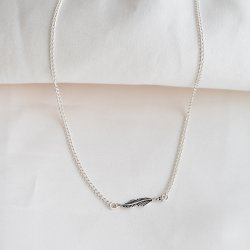 "Merle" halsk�de/choker med lille fjer i sterling s�lv