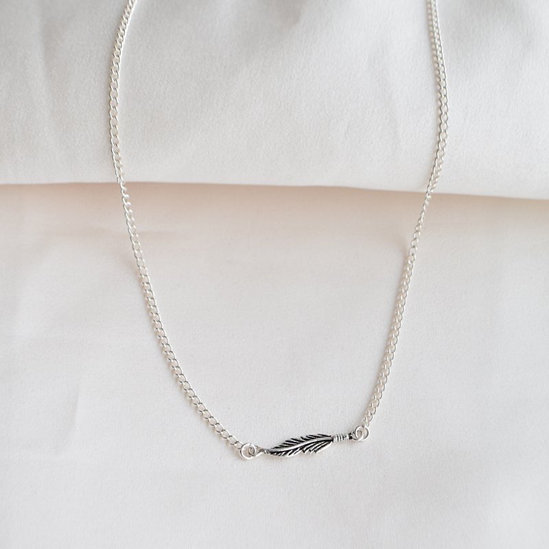 "Merle" halsk�de/choker med lille fjer i sterling s�lv
