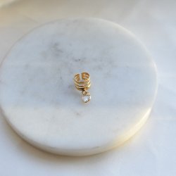 "Mie" earcuff i 18k gullbelagt s�lv med hvit hjerteformet zirkonia