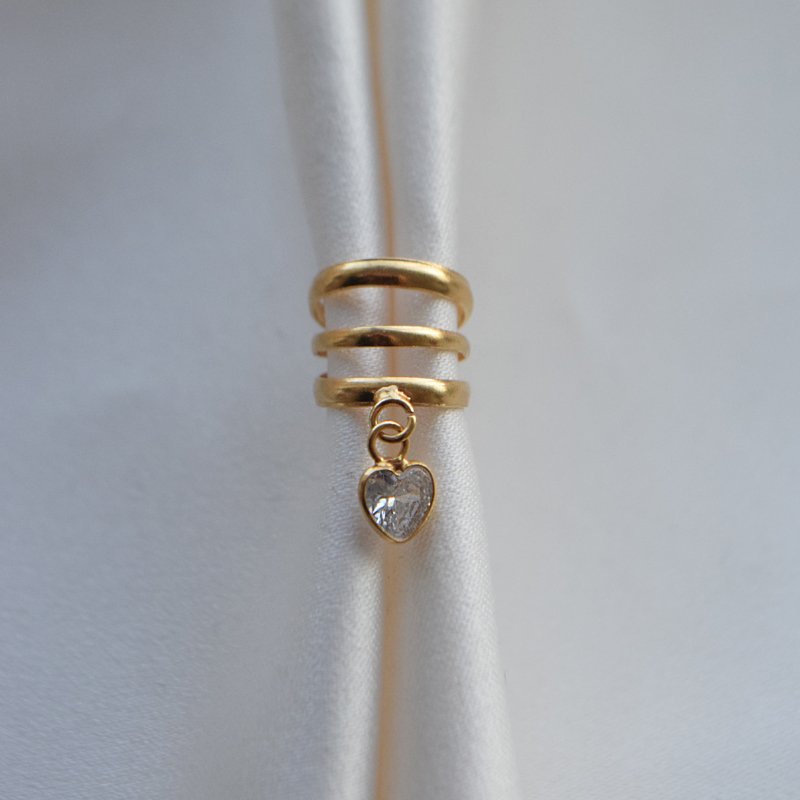 "Mie" earcuff i 18k gullbelagt s�lv med hvit hjerteformet zirkonia