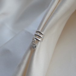 "Mie" earcuff i s�lv med hvit hjerteformet zirkonia