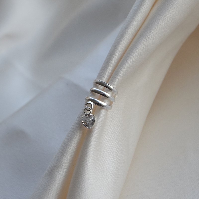 "Mie" earcuff i s�lv med hvit hjerteformet zirkonia