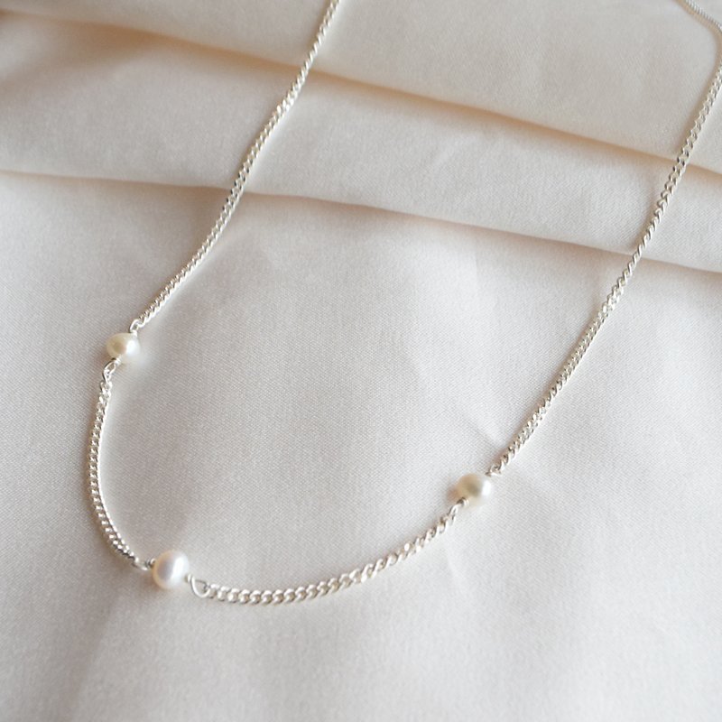 "Monroe" halsk�de i sterling s�lv med perler 