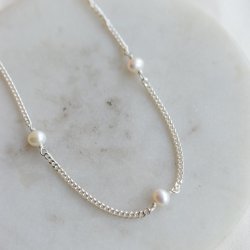 "Monroe" halsk�de i sterling s�lv med perler 