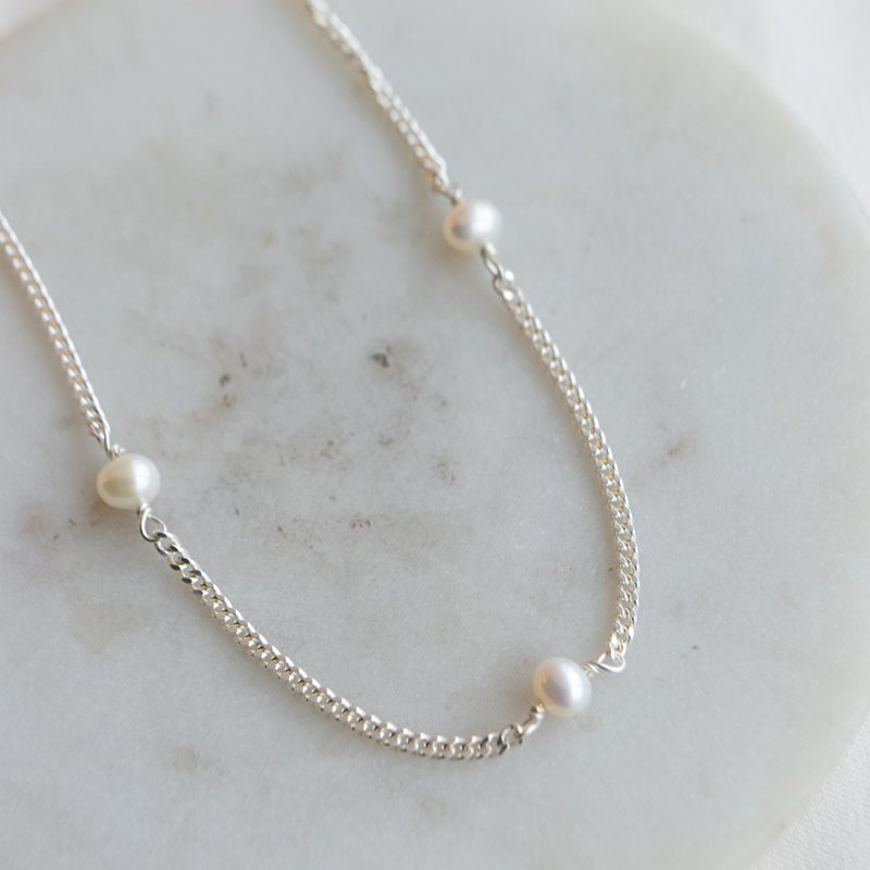 "Monroe" halsk�de i sterling s�lv med perler 