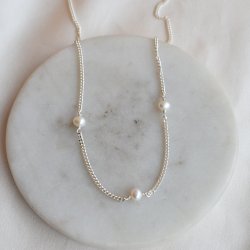 "Monroe" halsk�de i sterling s�lv med perler 