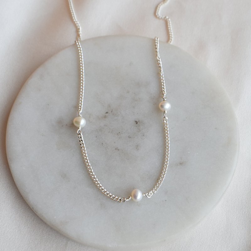 "Monroe" halsk�de i sterling s�lv med perler 