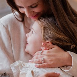 "Solenne" wavy ring with white stones in silver
