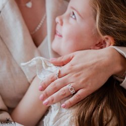 "Solenne" wavy ring with white stones in silver
