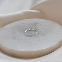 "Nikoline" enkel s�lv ring med facetter