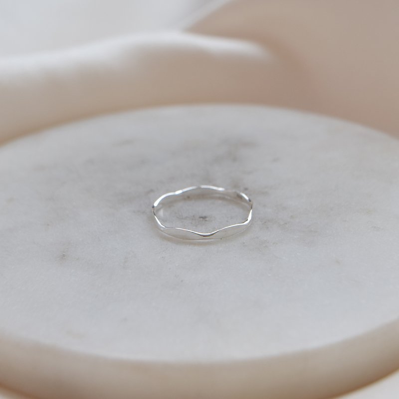 "Nikoline" enkel s�lv ring med facetter