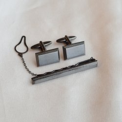 "Noah" tie clip and cufflinks with black finish in steel.