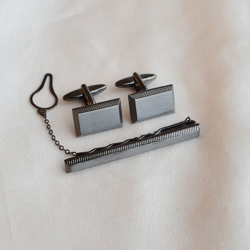 "Noah" tie clip and cufflinks with black finish in steel.