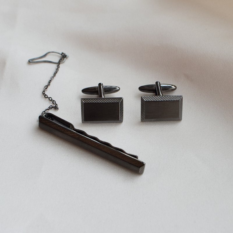 "Noah" tie clip and cufflinks with black finish in steel.