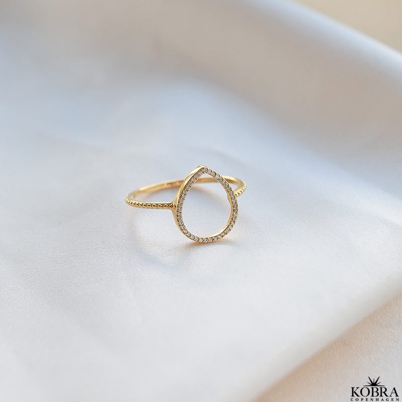"Lara" Drbeformet ring i 18K forgyldt slv med hvide zirkonia