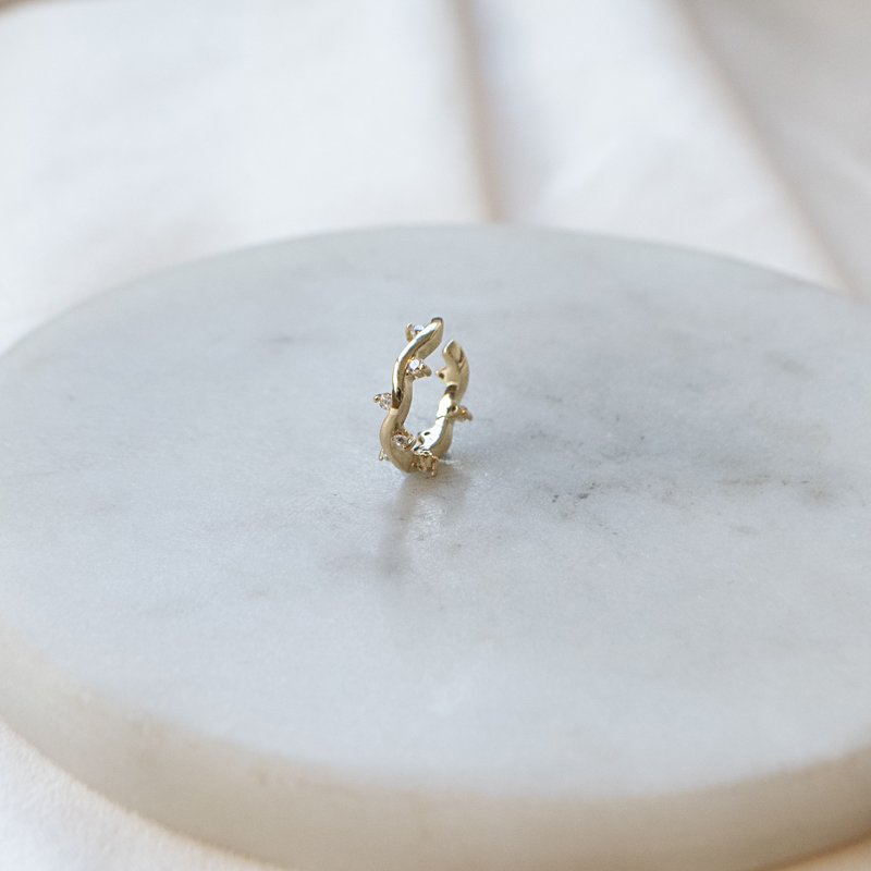 "Panama" earcuff med hvite zirkonia steiner i 18k forgylt sterlings�lv.