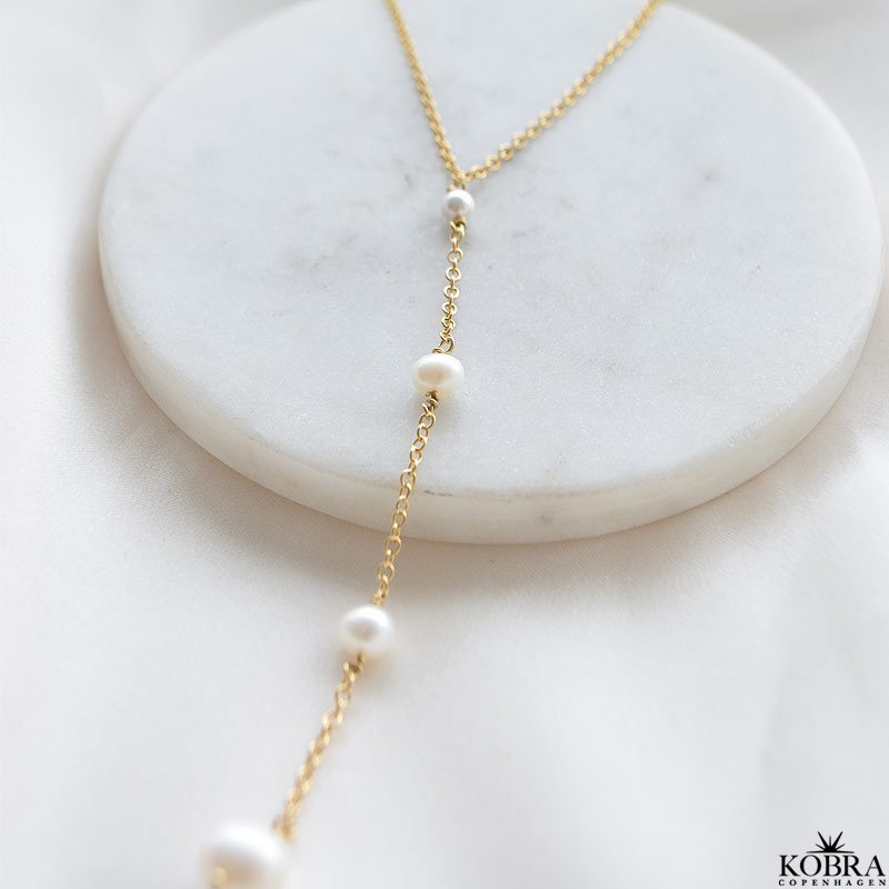 "Penny" 18 karat forgyldt perle halskde med hvide ferskvandsperler