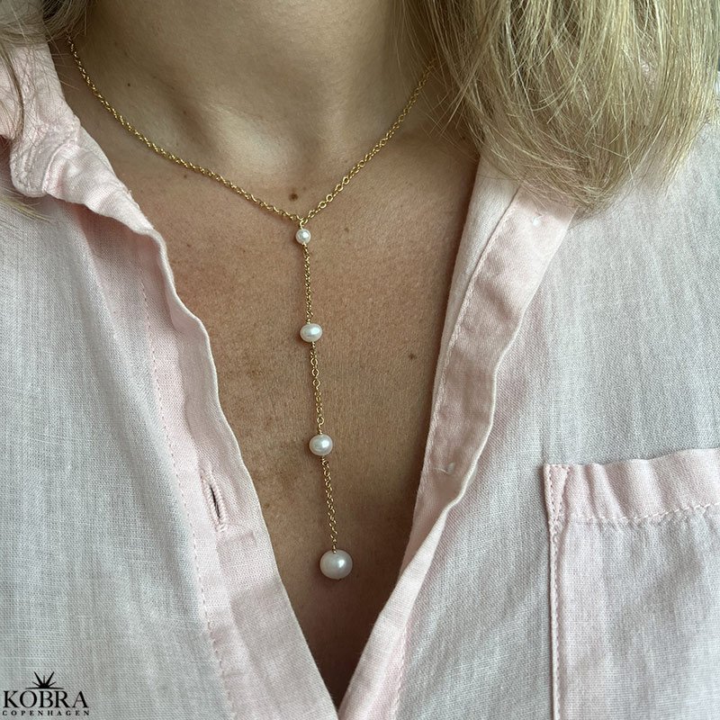 "Penny" 18 karat forgyldt perle halskde med hvide ferskvandsperler