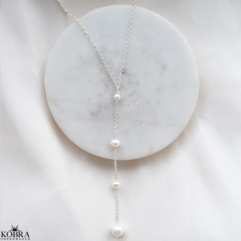 "Penny" perlekde i slv med hvide ferskvandsperler