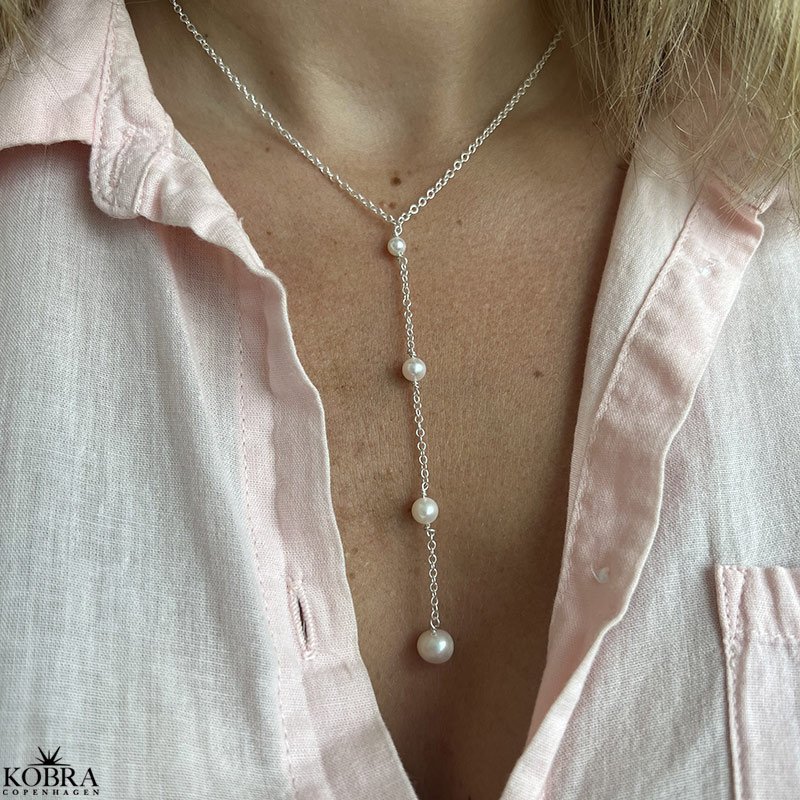 "Penny" perlekde i slv med hvide ferskvandsperler