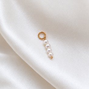 Charm i guld med 4 sm� s�tvattensp�rlor