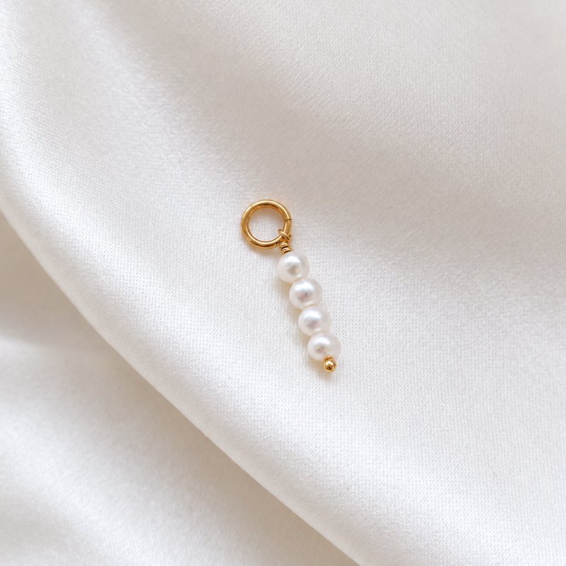 Charm i guld med 4 sm� s�tvattensp�rlor
