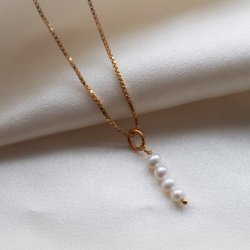Charm i guld med 4 sm� ferskvandsperler