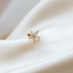 "Zara" piercing med blomst (1 stk.)
