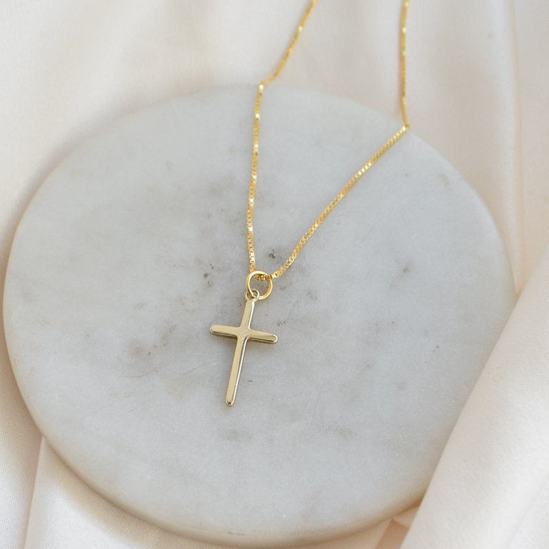 "Promise" halsk�de i 18k forgyldt sterling s�lv med klassisk kors vedh�ng