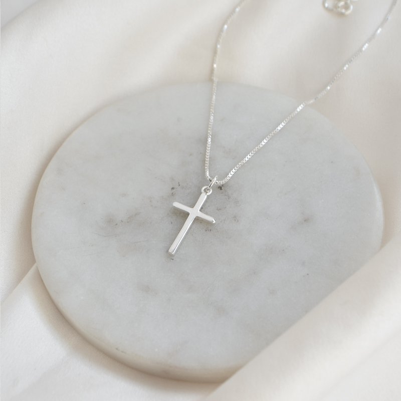 "Promise" halsk�de i sterling s�lv med klassisk kors vedh�ng