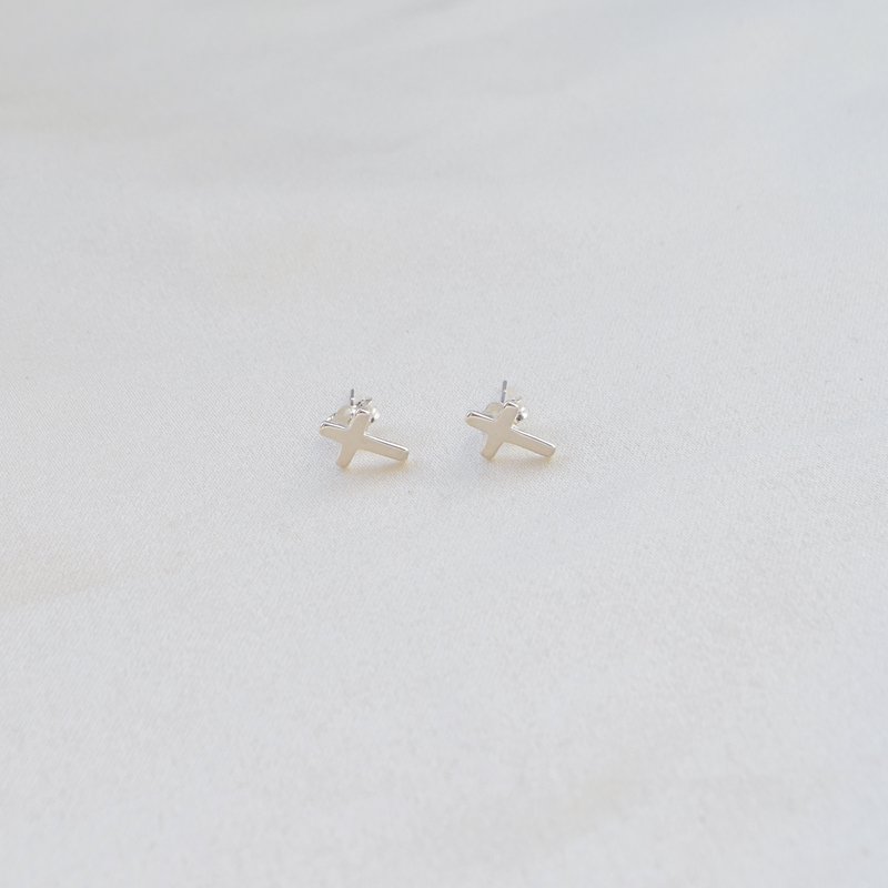 "Promise" Small classic silver cross earrings