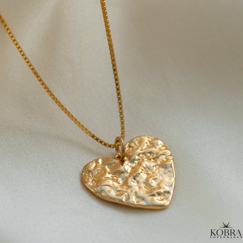 "Riannon" hammersl�et guld hjerte halsk�de