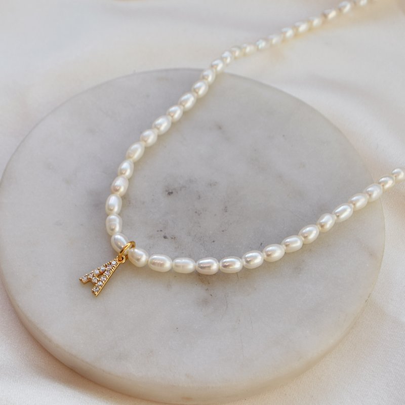 "Rosie" ekte perlekjede med ditt personlige gullbokstav