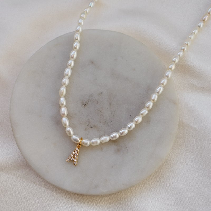 "Rosie" ekte perlekjede med ditt personlige gullbokstav