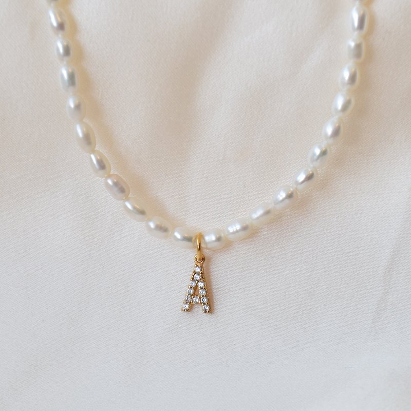 "Rosie" ekte perlekjede med ditt personlige gullbokstav