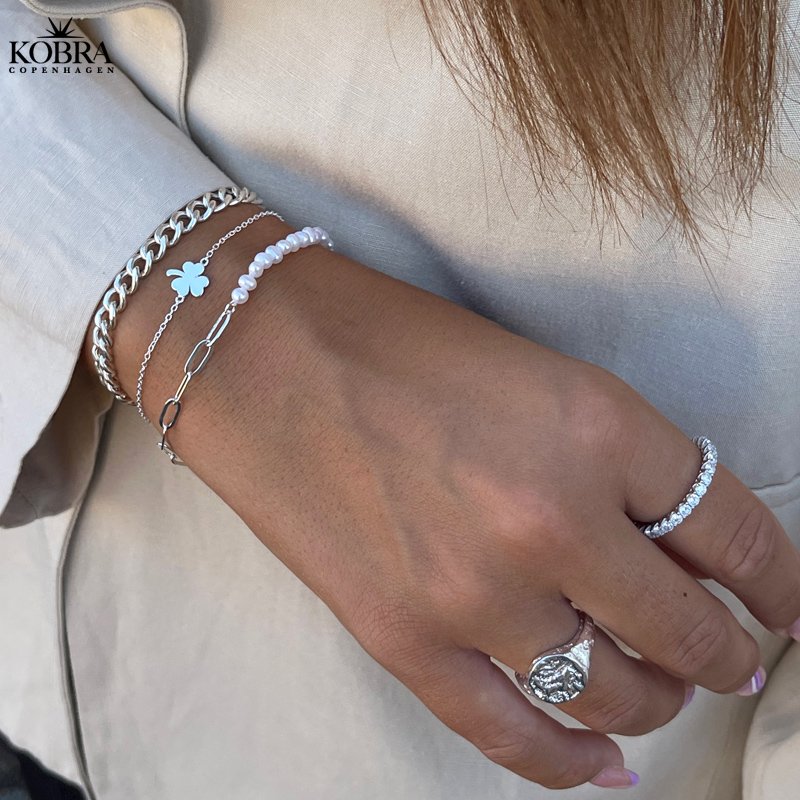 "Nirvana" Pearl bracelet in silver  with chain