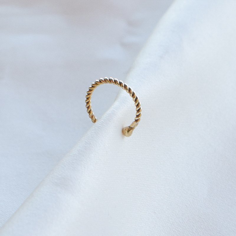 "Sammie" earcuff i 18k forgylt sterlings�lv med tvinnet design.