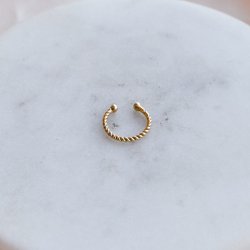 "Sammie" earcuff i 18k forgylt sterlings�lv med tvinnet design.