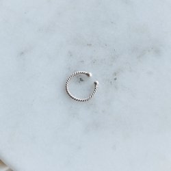 "Sammie" earcuff i sterlings�lv med tvinnet design.