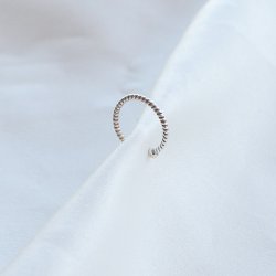 "Sammie" earcuff i sterlings�lv med tvinnet design.