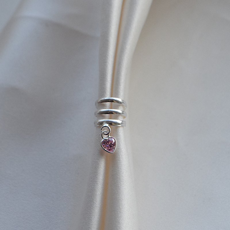 "Savannah" earcuff i s�lv med lyserosa hjerteformet zirkonia