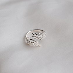 "Scarlett" ring i sterling s�lv med blade