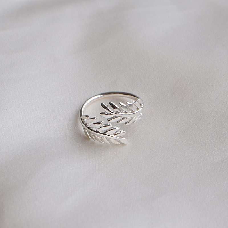 "Scarlett" ring i sterling s�lv med blade