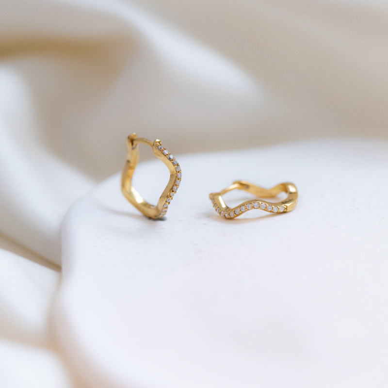 "Lake" Hoops in 18k gold-plated silver with wavy design